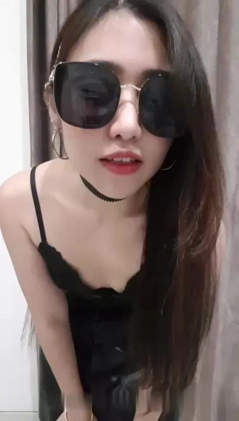 墨镜女神脱衣变母狗
